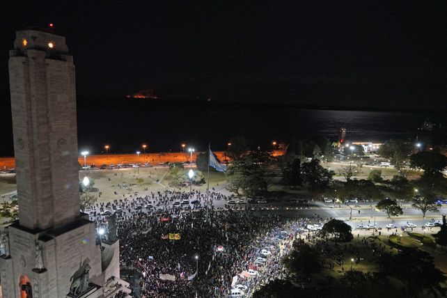 Elocuente. La manifestación en el Monumento contra las quemas y detrás