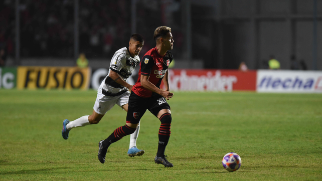 Cristian Ferreira es el desequilibrio de Newells a partir de su gambeta y buen remate.
