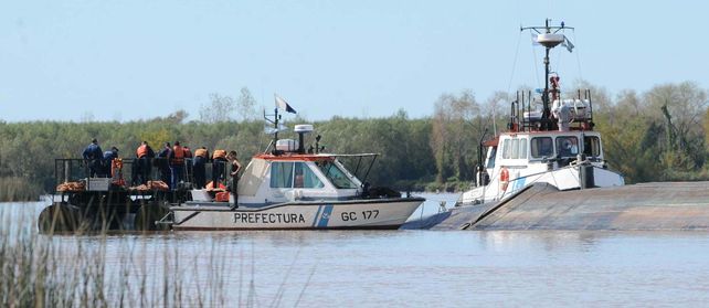 “Decenas de buzos de la Prefectura trabajan desde el momento del accidente a una profundidad de entre seis y ocho metros
