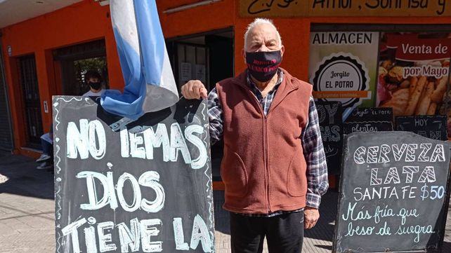 Jorgito se hizo famoso por los carteles con los que anunciaba sus ofertas y hacía campañas solidarias en el almacén.