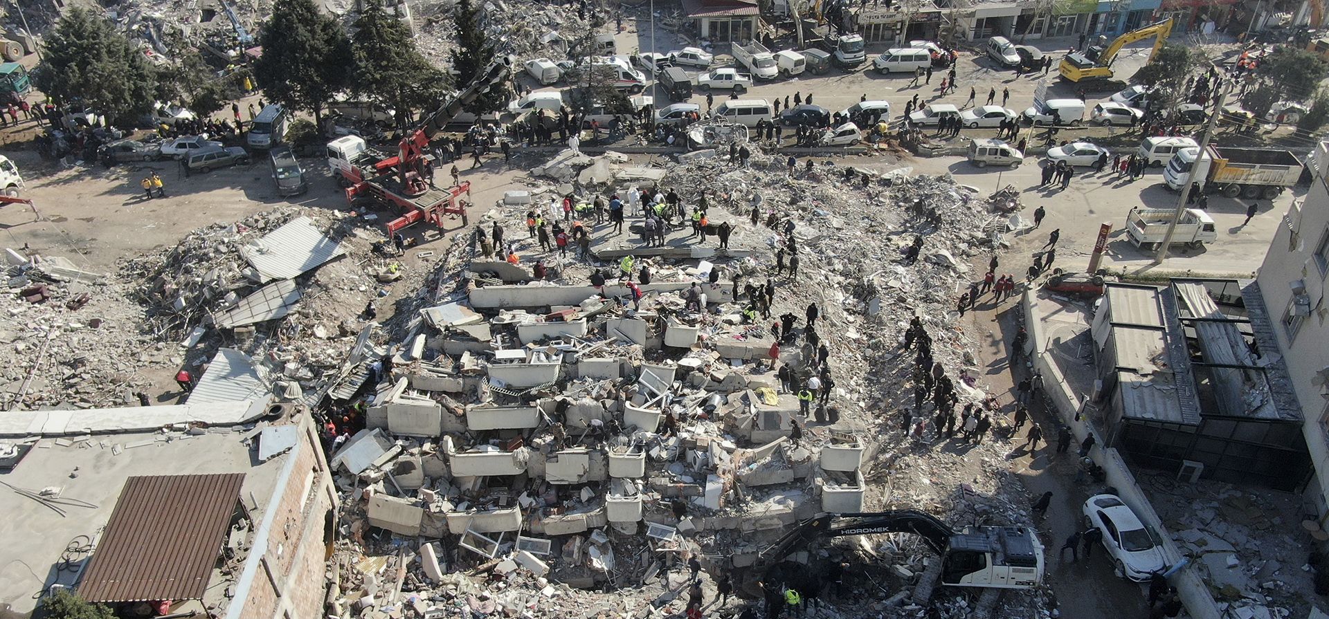 La foto aérea muestra la destrucción en el centro de la ciudad de Kahramanmaras, en el sur de Turquía, el jueves 9 de febrero de 2023. Miles de personas que perdieron sus hogares en un terremoto catastrófico se apiñaron alrededor de fogatas y clamaron por comida y agua en el frío intenso, tres días después del temblor y una serie de réplicas sacudió Turquía y Siria. (IHA vía AP)