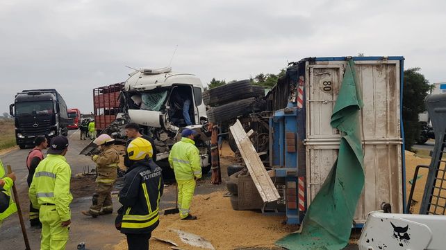 Impactante choque entre dos camiones con carga en la autopista Rosario-Santa Fe