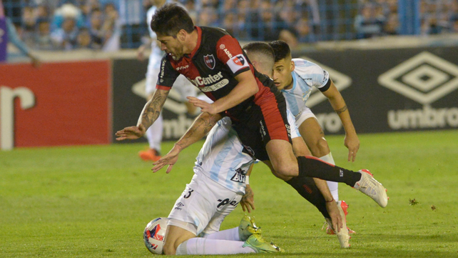 Pablo Pérez se lesionó la rodilla en el partido contra Atlético Tucumán y no se recuperó.