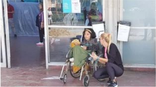 La joven con discapacidad que fue abandonada por su novio en la terminal de micros de Santa Fe. (Foto: Diario UNO Santa Fe).