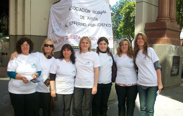 Es frecuente que familiares de enfermos de fibrosis quística deban recurrir a campañas para visibilizar la problemática y solicitar tratamientos específicos.