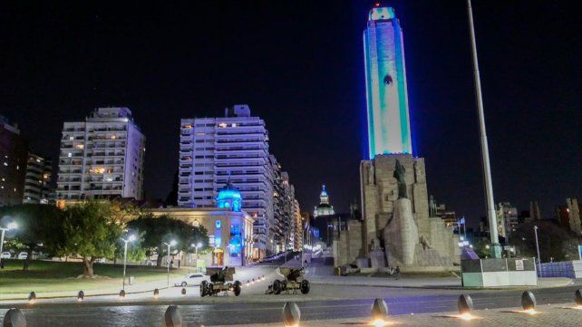 El Monumento a la Bandera y el Concejo Municipal de Rosario se iluminaron en la noche de este lunes con los colores de la bandera de Israel.