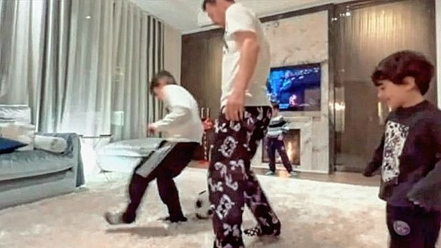 Lionel Messi se divirtió junto a sus hijos en un improvisado picado a la vera de la chimenea. Antonela Rocuzzo fue la encargada de la transmisión en Instagram.&nbsp;