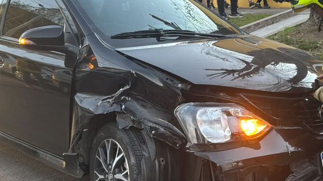 El conductor de un Toyota Etios automático resultó con fractura en uno de sus brazos luego chocar tres autos y volcar el propio.
