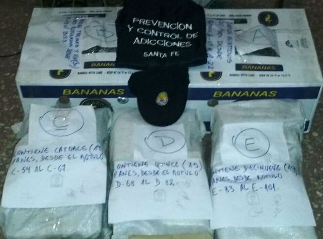 Detención. Los dos hombres descargaron la droga desde una lancha.