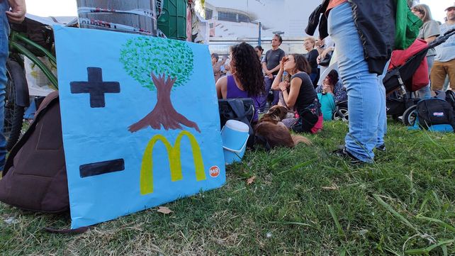 Protesta por la construcción de un McDonalds en el parque Independencia