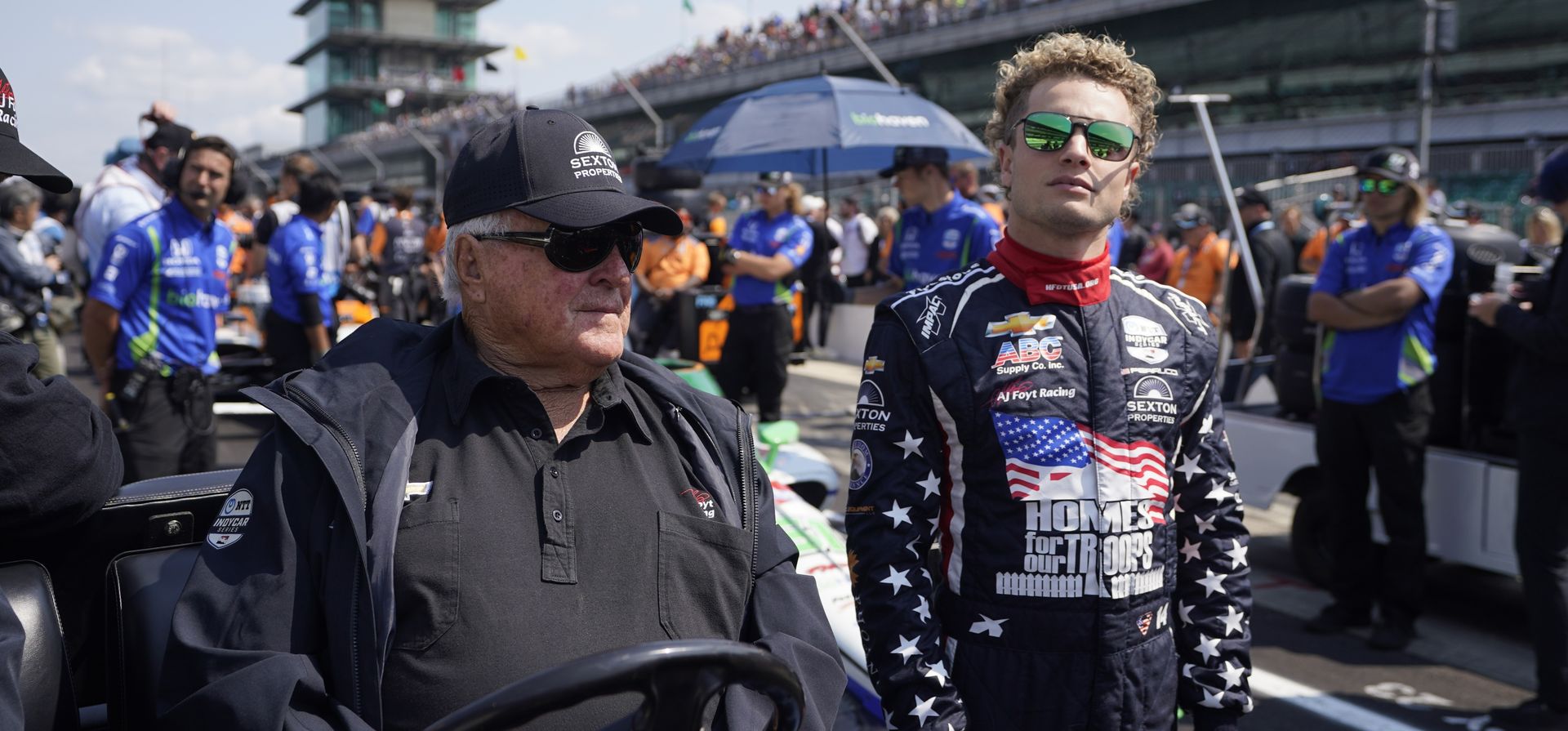 AJ Foyt habla con Santino Ferrucci durante las calificaciones para la carrera automovilística Indianapolis 500 en el Indianapolis Motor Speedway, en Indianápolis. (Foto AP/Darron Cummings) AJ Foyt habla con Santino Ferrucci durante las calificaciones para la carrera automovilística Indianapolis 500 en el Indianapolis Motor Speedway, en Indianápolis. (Foto AP/Darron Cummings)