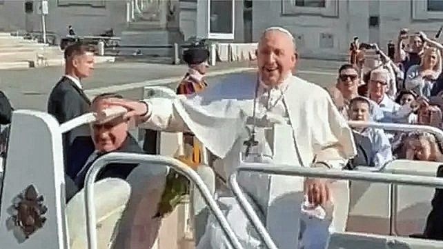 Un poco de tequila, el pedido del papa Francisco a un grupo de seminaristas para su dolor de rodilla