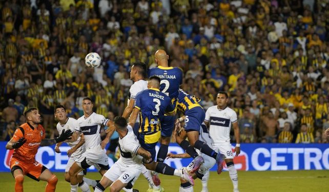 Quintana cabecea al gol en el triunfo de Central sobre Gimnasia en la Copa de la Liga 2024.