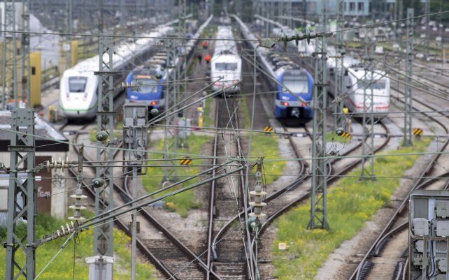 Trenes de la compañía ferroviaria Deutsche Bahn detenidos sobre sus vías en la estación principal de Múnich, Alemania. El sindicato de conductores de trenes GDL ha pedido a sus miembros que hagan huelga en Deutsche Bahn del sábado al miércoles.