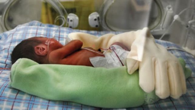 Una mamá dejó un guante sobre su bebé prematuro y pasó algo impactante