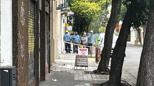 Los técnicos en los preparativos para trabajar en la obturación del caño en Moreno al 1000.&nbsp;