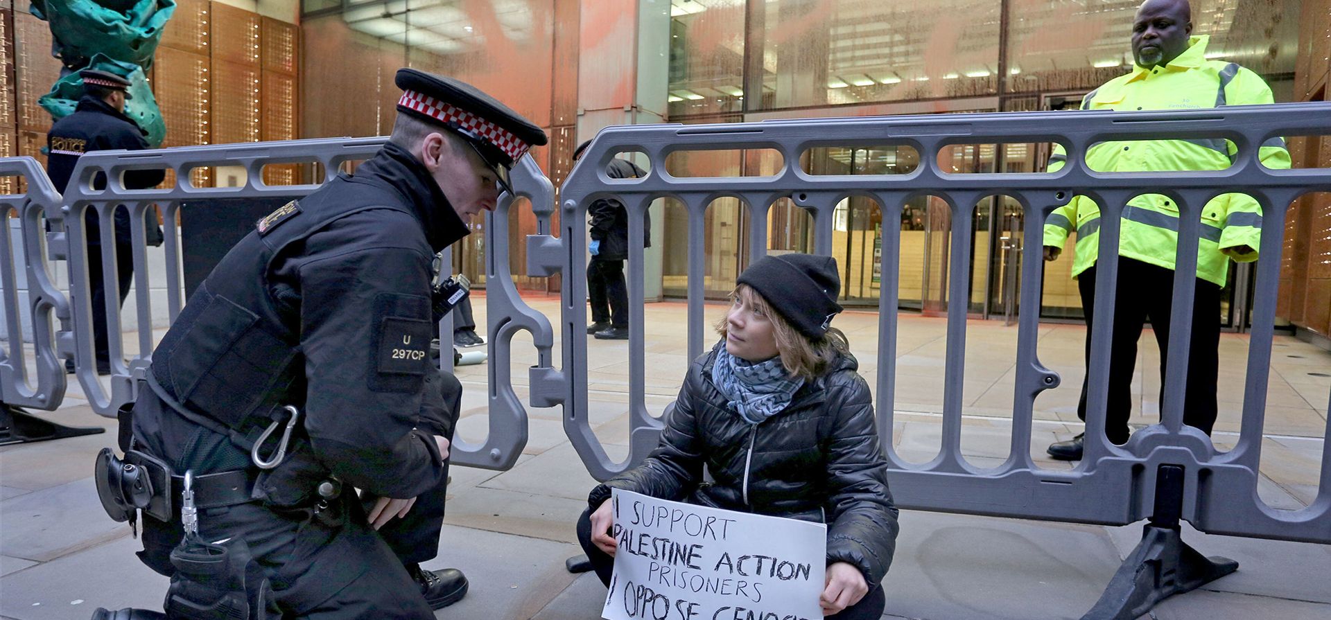 La activista climática Greta Thunberg se sienta frente a las oficinas de Aspen Insurance en Londres, Inglaterra, durante una protesta en apoyo a los manifestantes de Acción Palestina en huelga de hambre en prisión. (Prisioneros por Palestina vía AP)