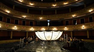 Un ritual con historia: el Teatro Municipal bajó su histórica araña ante 50 vecinos que fueron testigos de la ceremonia mística