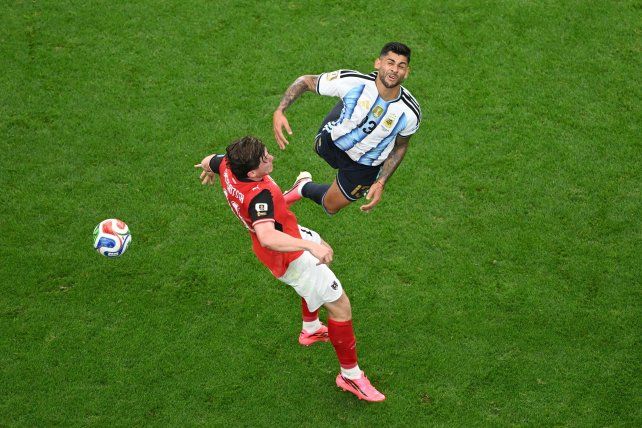 Cuti Romero batalló con Michael Gregoritsch en el duelo ante Austria.