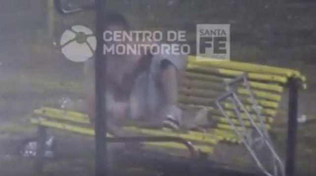 Lo detuvieron por masturbarse frente a niños en la plaza del Soldado