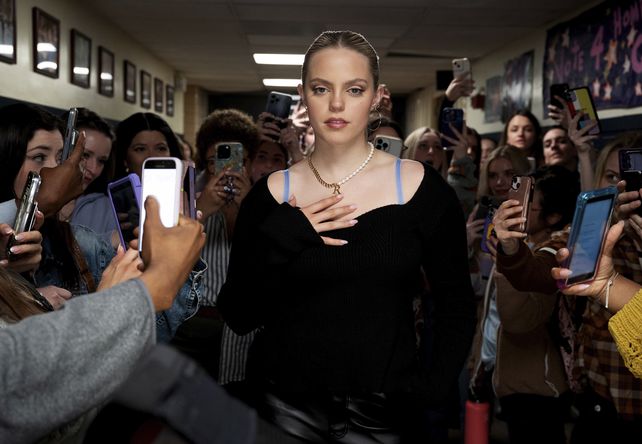 Reneé Rapp interpreta a Regina George, la líder del grupo de 