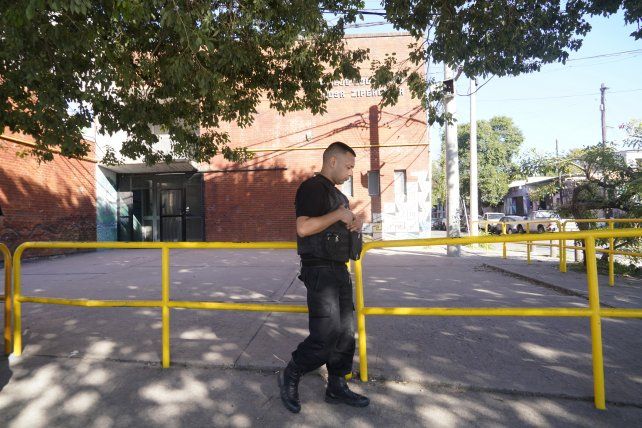 Dos ataques a tiros en la escuela Rosa Ziperovich fueron atribuidos a la banda de Riquelme.