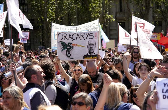 Docentes pidieron sueldos dignos y expresaron su bronca por los descuentos frente a Gobernación
