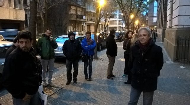 Los padres concentraron en las puertas del Poli.