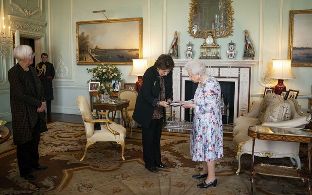 Dame Imogen Cooper es recibida por la reina Isabel II de Gran Bretaña en el Palacio de Buckingham, Londres, el miércoles 13 de octubre de 2021, donde recibió la Medalla de la Reina de la Música de 2019, en presencia de Judith Weir, Maestra de la Música de Queens a la izquierda. . (Aaron Chown / Pool vía AP)