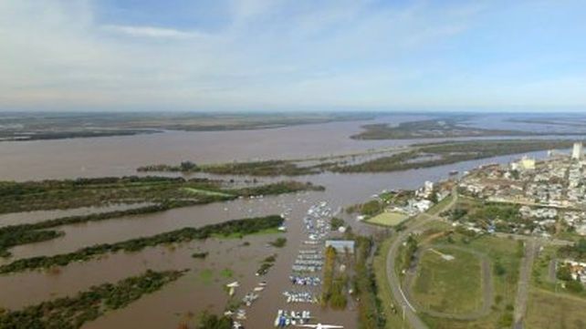 Las costas de Concepción del Uruguay rodeadas de agua (Fotos gentileza Zumdrone).