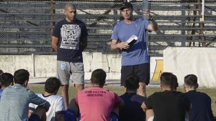 Puesta a punto. Diego Oyarbide charla con el plantel de cara al encuentro ante Yupanqui.&nbsp;