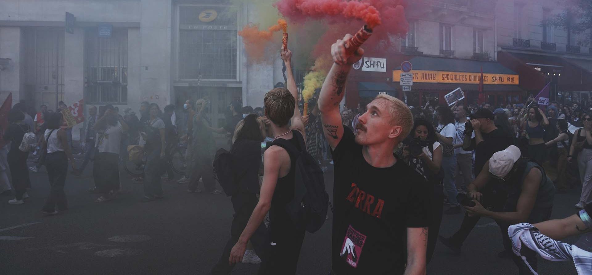 Manifestantes encienden bengalas durante una manifestación convocada por los principales sindicatos para oponerse a los recortes presupuestarios, en París, Francia, el jueves 18 de septiembre de 2025. (Foto AP/Thibault Camus) Manifestantes encienden bengalas durante una manifestación convocada por los principales sindicatos para oponerse a los recortes presupuestarios, en París, Francia, el jueves 18 de septiembre de 2025. (Foto AP/Thibault Camus)