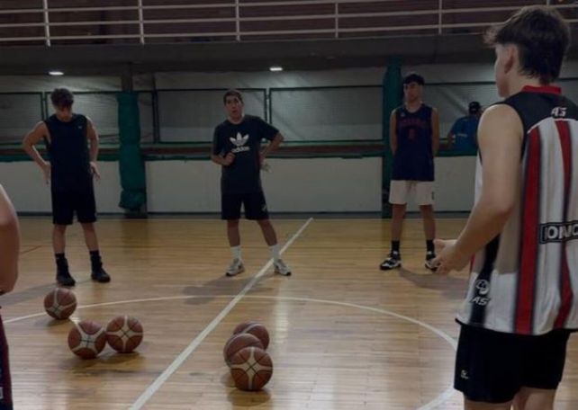 Franco Rutinelli (centro) coordina un entrenamiento en su academia Jump Shot.