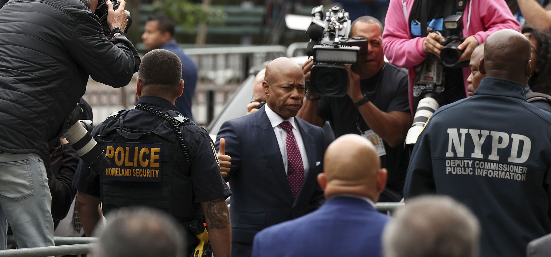 El alcalde de la ciudad de Nueva York, Eric Adams, llega a la corte federal de Manhattan, después de ser acusado por corrupción, el viernes 27 de septiembre de 2024, en Nueva York. (Foto AP/Yuki Iwamura) El alcalde de la ciudad de Nueva York, Eric Adams, llega a la corte federal de Manhattan, después de ser acusado por corrupción, el viernes 27 de septiembre de 2024, en Nueva York. (Foto AP/Yuki Iwamura)