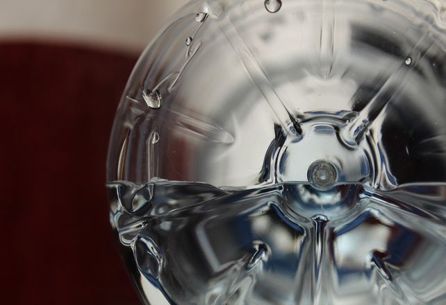 ¿Qué significa el número debajo de las botellas de plástico?