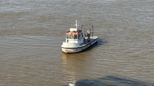 Buscan a un policía que cayó al río Paraná tras un choque de embarcaciones frente a San Lorenzo