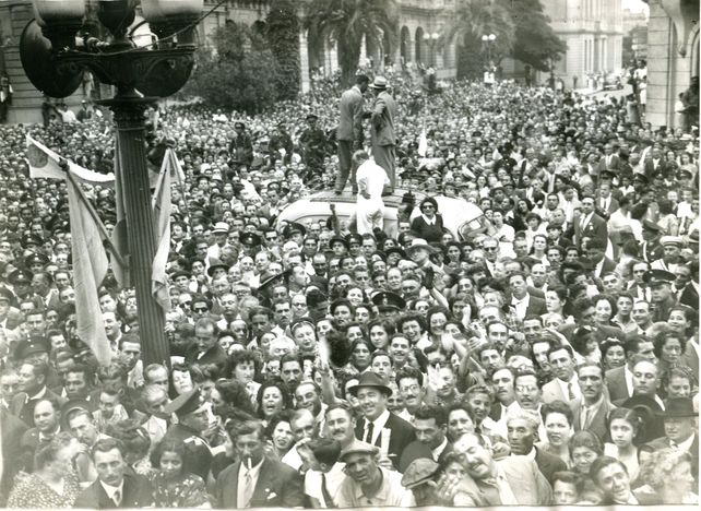 Multitudes recibieron a Eva Duarte en cada oportunidad que viajó a Rosario, marcando una estrecha relación con los sindicatos de la ciudad. 