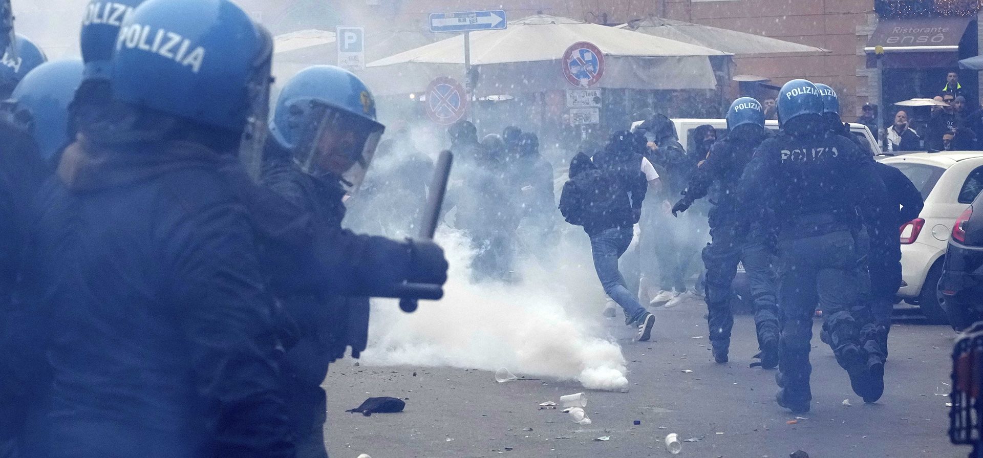 Aficionados de la Lazio se enfrentan con policías antidisturbios italianos en las afueras del estadio olímpico antes del inicio del partido de la Serie A italiana entre la Lazio y la Roma en Roma, el domingo 13 de abril de 2025. (Foto AP/Gregorio Borgia) Aficionados de la Lazio se enfrentan con policías antidisturbios italianos en las afueras del estadio olímpico antes del inicio del partido de la Serie A italiana entre la Lazio y la Roma en Roma, el domingo 13 de abril de 2025. (Foto AP/Gregorio Borgia)