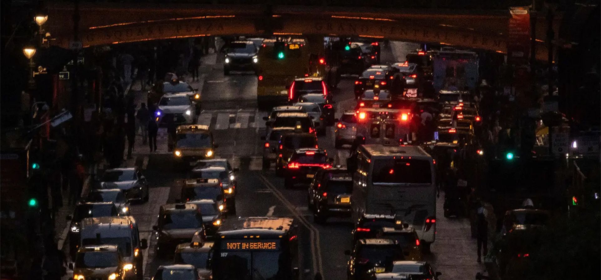 La mejor manera de ver Manhattanhenge es elegir un lugar con una vista amplia, como la calle 42, en la foto, sin nada que lo obstruya. Fotografía: Yuki Iwamura/AP    