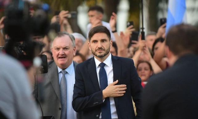 Maximiliano Pullaro con Felipe Michlig en la asunción como gobernador