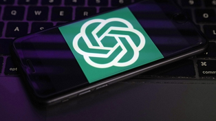 El logo de OpenAI en un celular. La expansión exponencial del chatbot desde que se lanzó en noviembre alarma a muchos, incluidos expertos del sector.