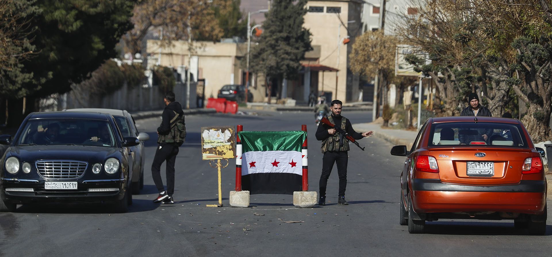 Combatientes de la oposición siria vigilan un puesto de control en Damasco, Siria, el lunes 9 de diciembre de 2024. (Foto AP/Omar Sanadiki) Combatientes de la oposición siria vigilan un puesto de control en Damasco, Siria, el lunes 9 de diciembre de 2024. (Foto AP/Omar Sanadiki)