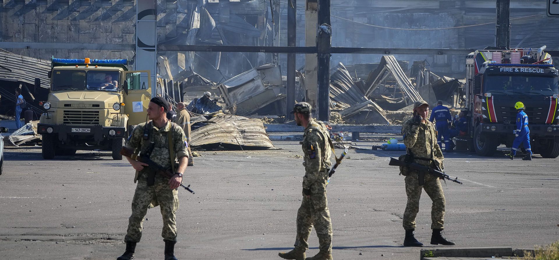 Soldados ucranianos frente a un centro comercial quemado después de un ataque con cohetes en Kremenchuk, Ucrania, el martes 28 de junio de 2022.
