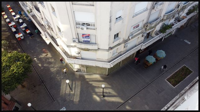Edificio La Esmeralda, con la planta baja ocupada durante años por la camisería Chemea hoy vacante.