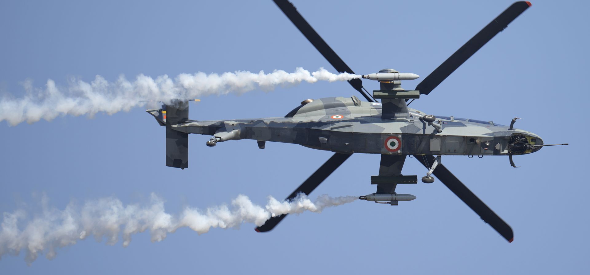El helicóptero de combate ligero autóctono de India Prachand realiza maniobras acrobáticas durante la inauguración de Aero India 2023 en la base aérea de Yelahanka en Bengaluru, India, el lunes 13 de febrero de 2023. (Foto AP/Aijaz Rahi)