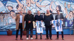 Rogelio Frigerio y Mauricio Colello con la camiseta de la Selección Argentina que les obsequiaron desde AFA.