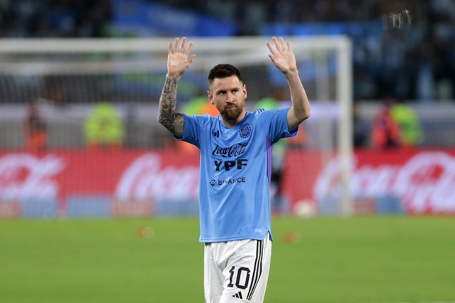Messi saluda en el calentamkento previo&nbsp;Messi saluda en el calentamiento previo a los hicnhas argentinos.