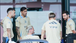 Otamendi, Paredes, De Paul y Messi, charlan en medio de uno de los entrenamientos de la selección argentina en Estados Unidos.&nbsp;