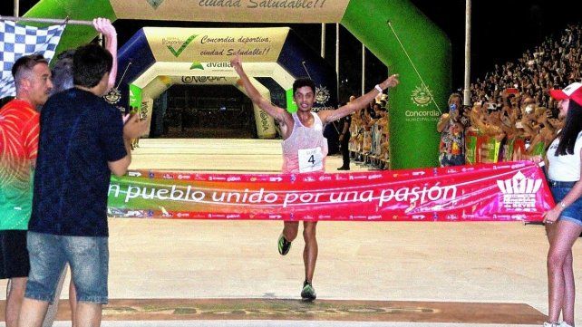 El mendocino Erario llegó primero a la meta tras una notable actuación. (Foto Gentileza Deportes Villa Adela)
