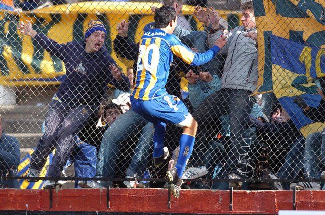 De cara a los hinchas. Di María celebra su gol en la derrota ante Colón